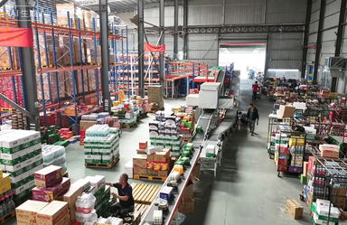 案例资料中的仓库场景示意,货架沿输送线分布