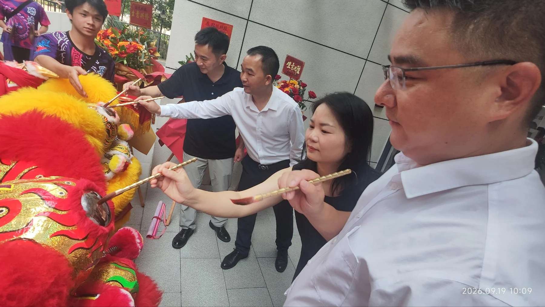 乔迁现场的醒狮点睛仪式