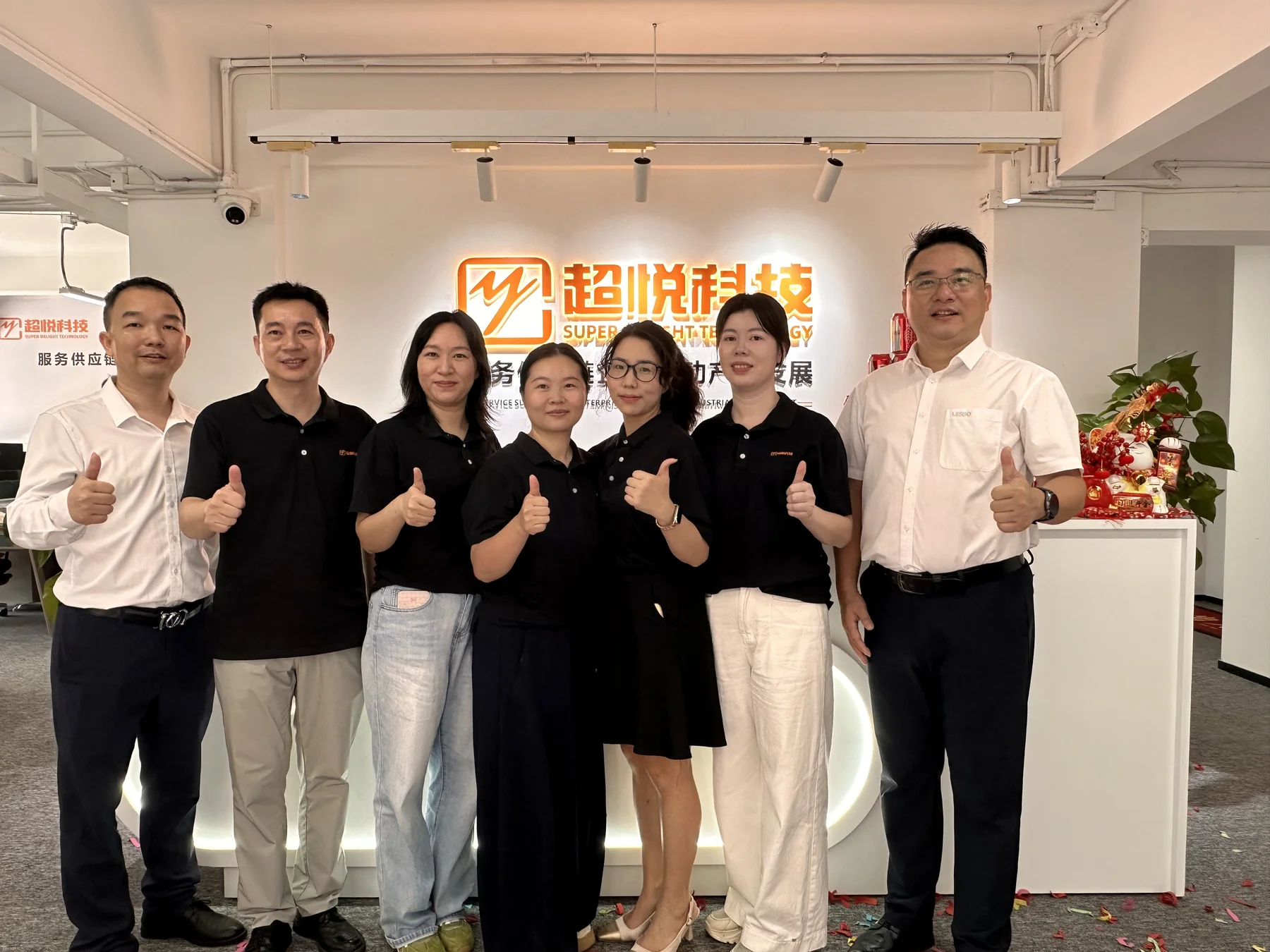 超悦科技伙伴在新办公室前台合影